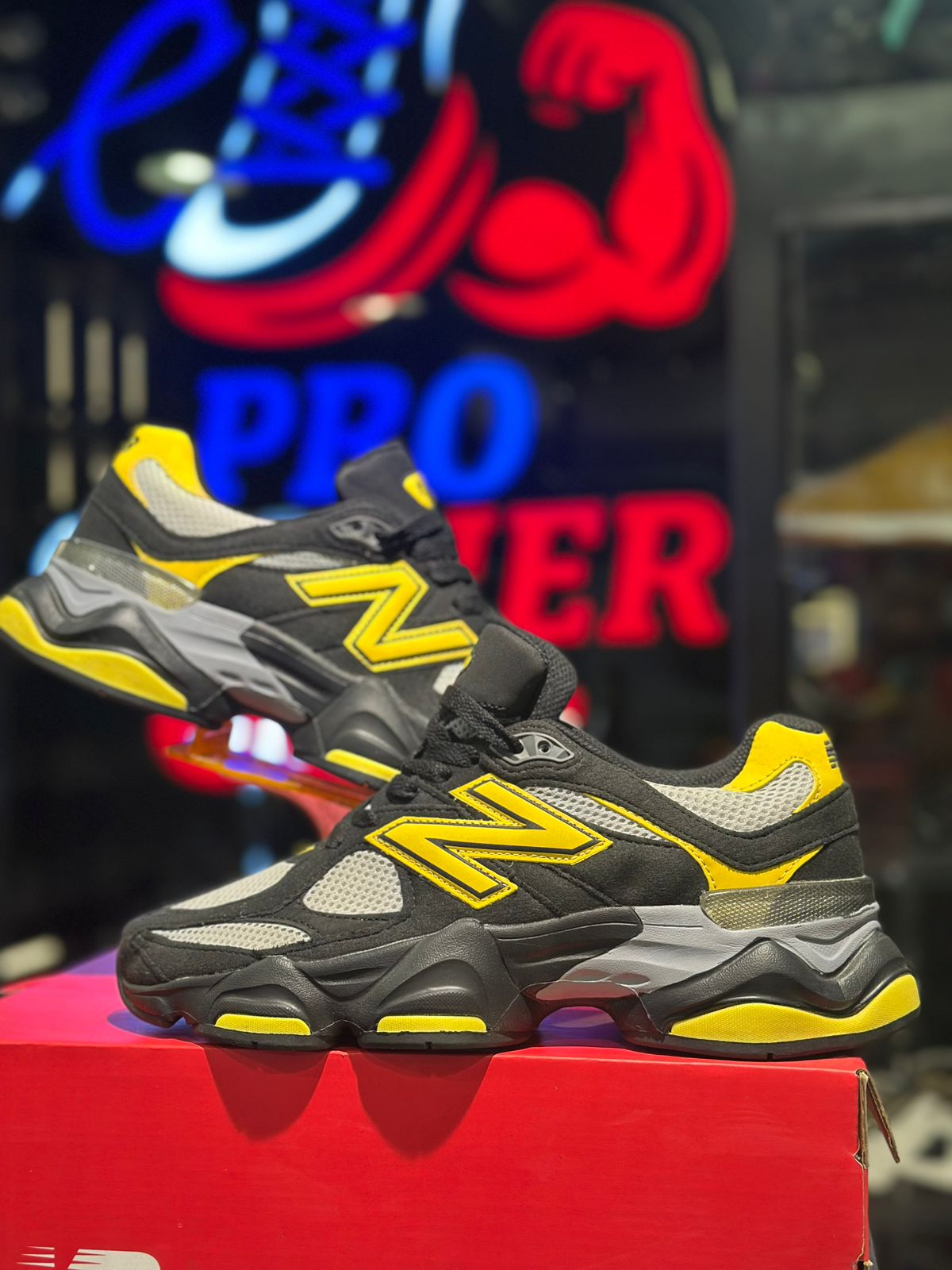 9060 Black Yellow 2